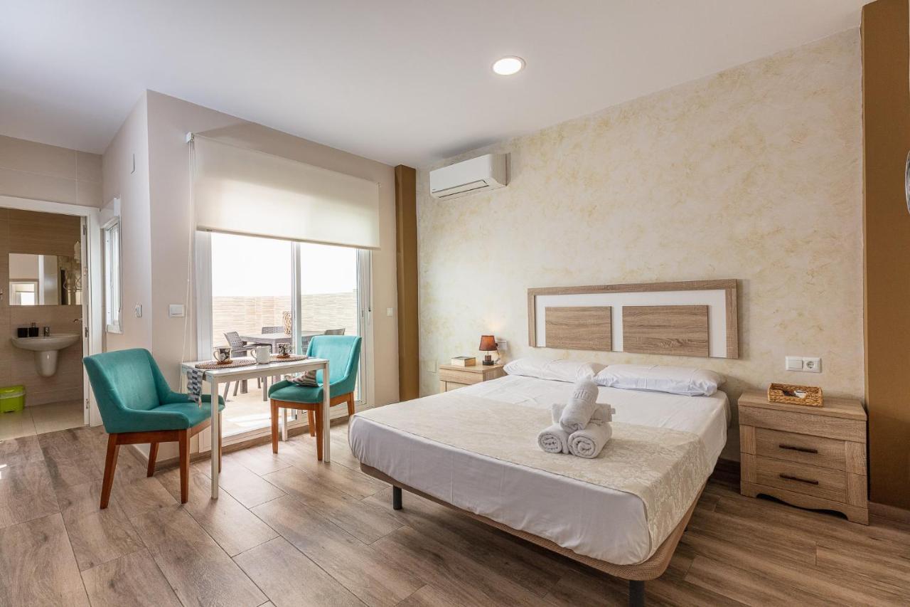 מאלגה Apartamentos Lola Beach מראה חיצוני תמונה