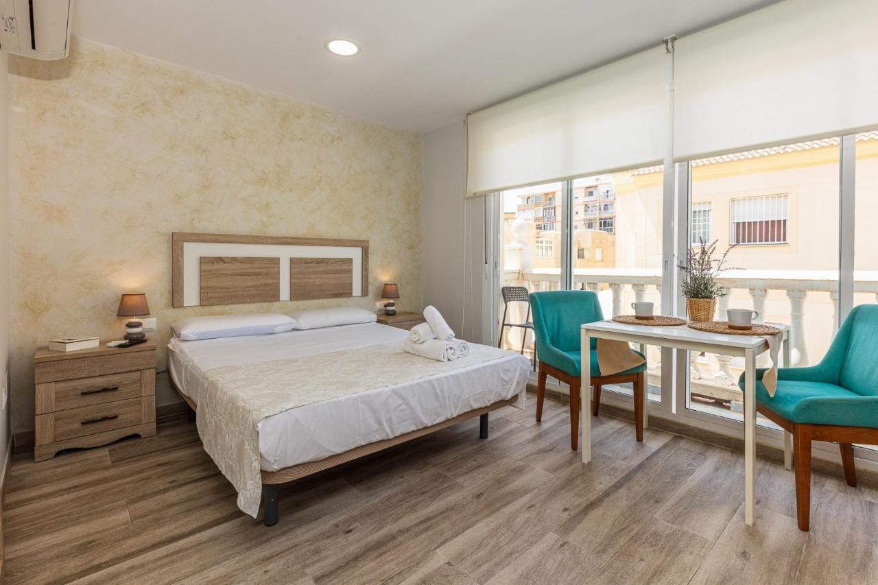 מאלגה Apartamentos Lola Beach מראה חיצוני תמונה