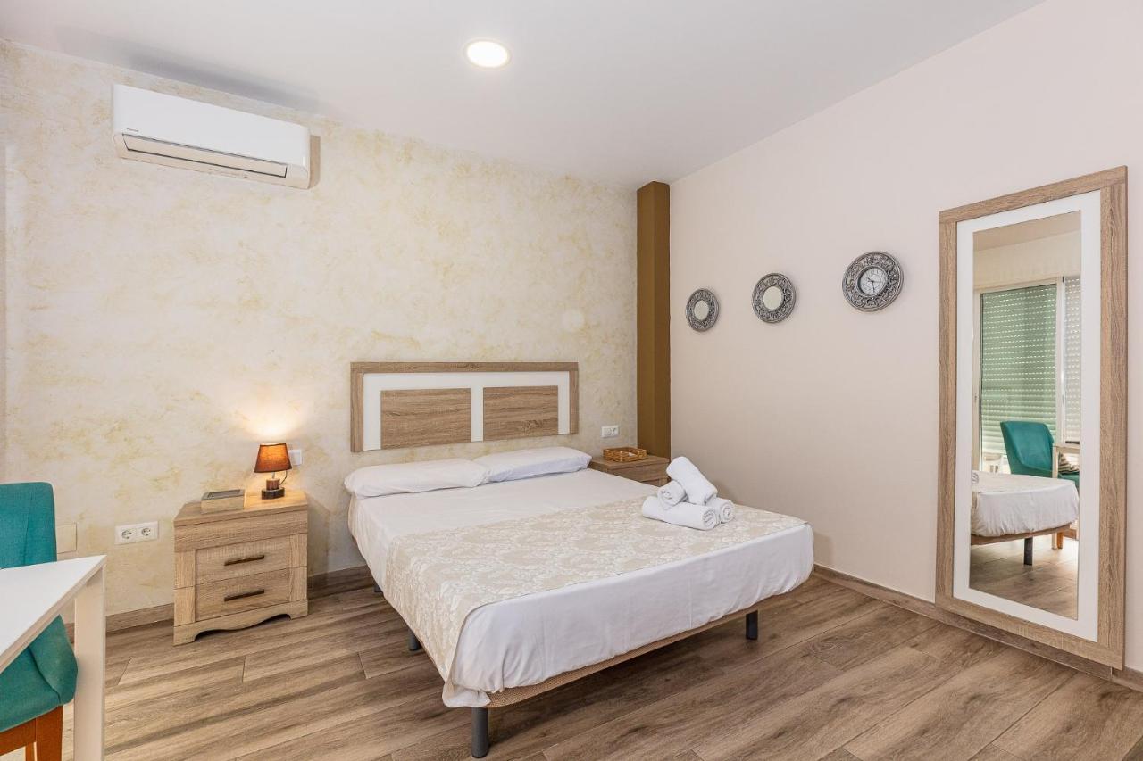 מאלגה Apartamentos Lola Beach מראה חיצוני תמונה